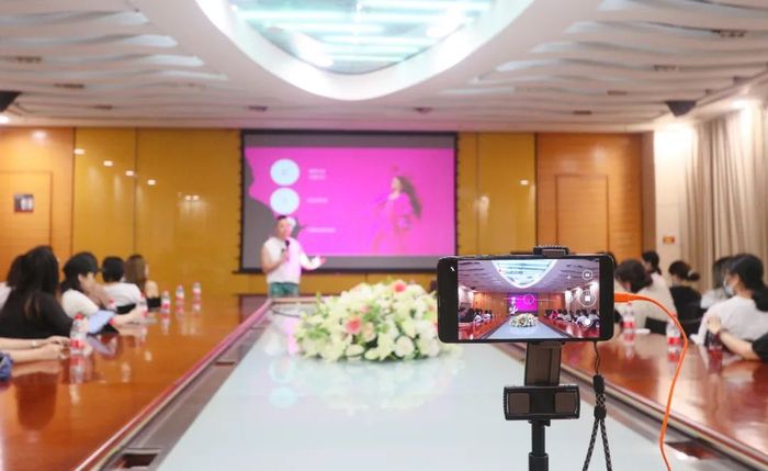 顽石频道在广州国际轻纺城举办《全维商品企划讲座》