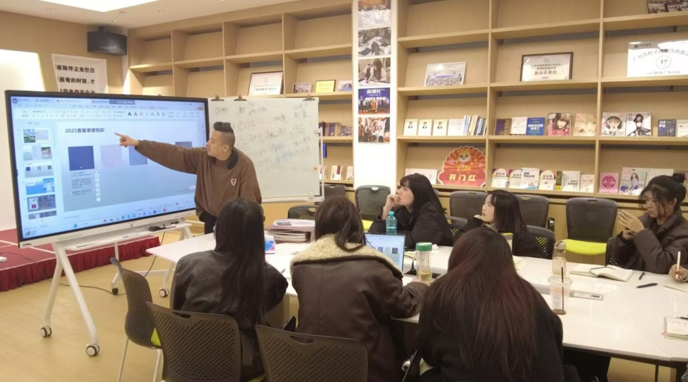 紫缘服饰品牌两天一夜AI特训营开营